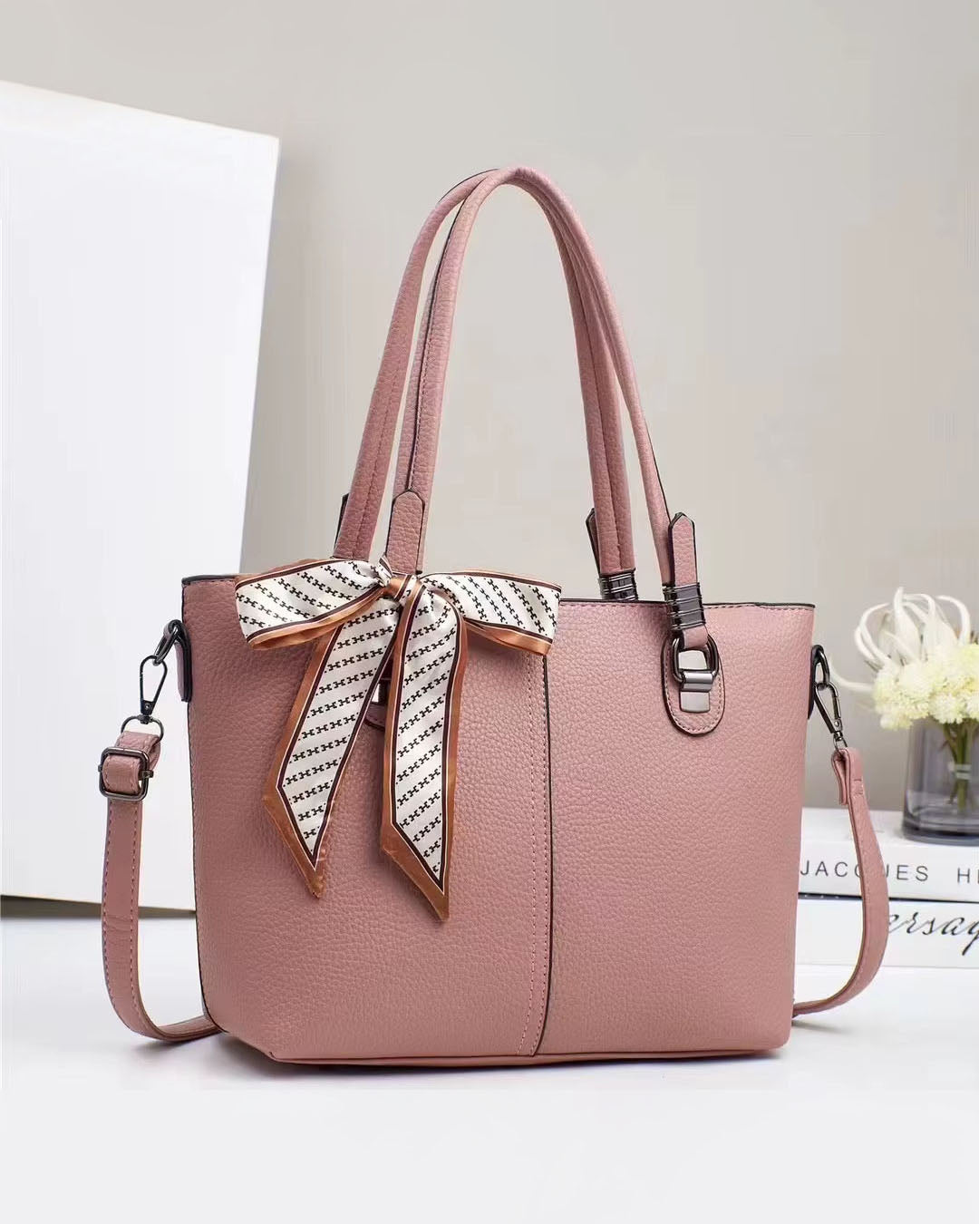 Bolso elegante con pañuelo decorativo y cierre superior
