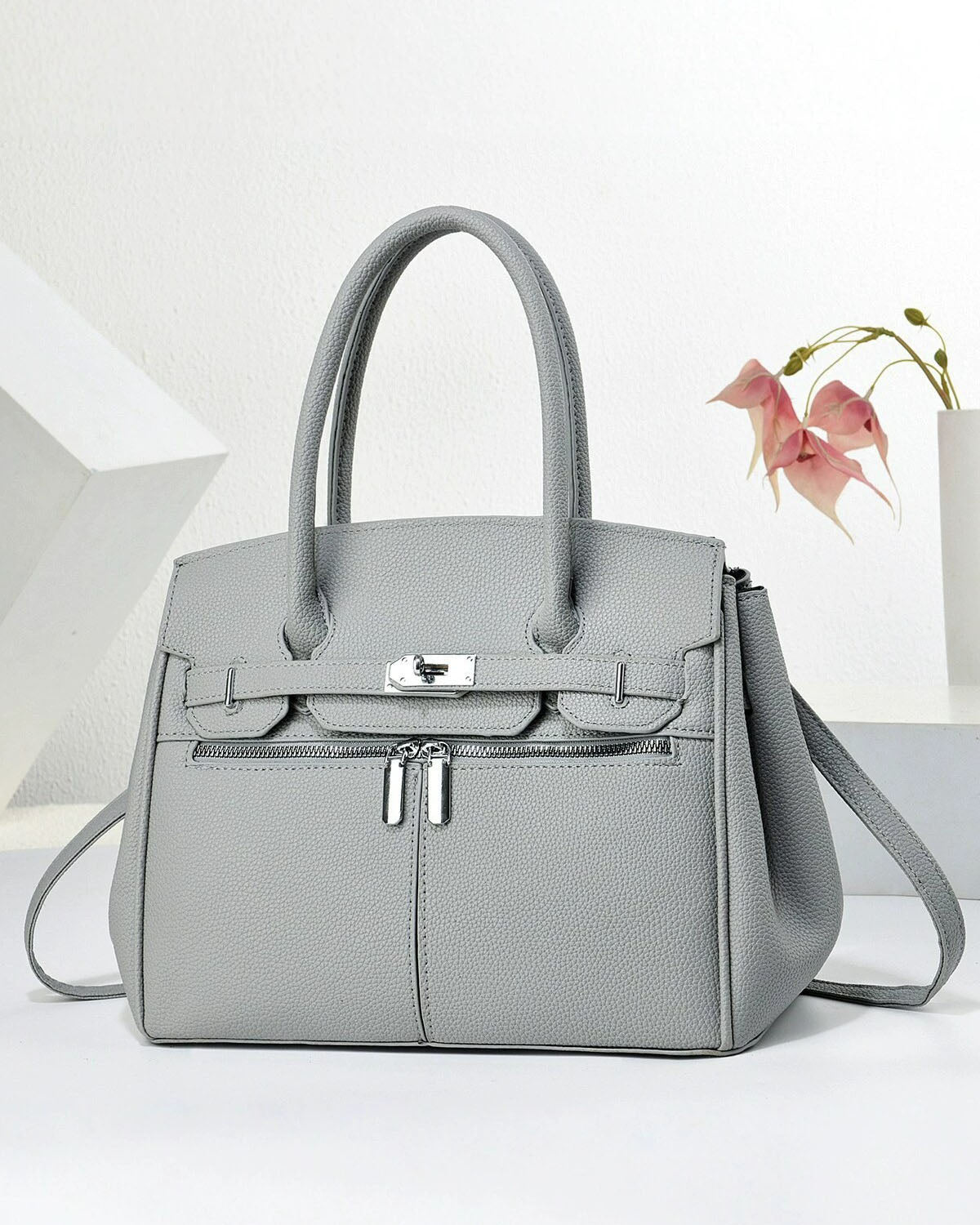 Cartera mediana super espaciosa con detalles en plateado