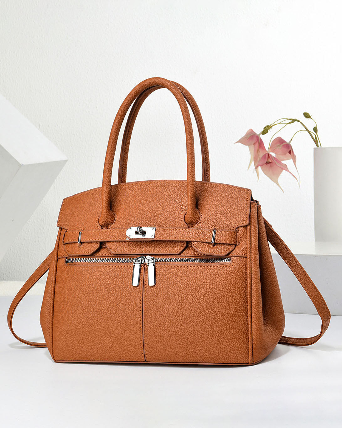 Cartera mediana super espaciosa con detalles en plateado