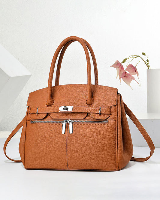 Cartera mediana super espaciosa con detalles en plateado