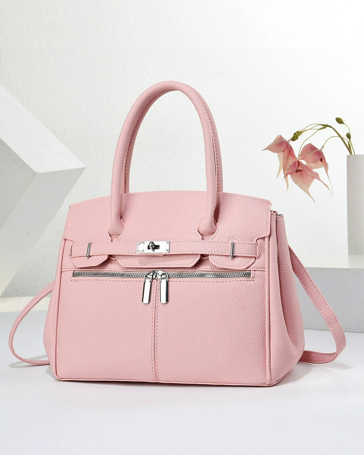 Cartera mediana super espaciosa con detalles en plateado