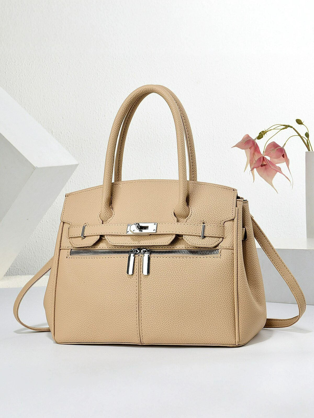 Cartera mediana super espaciosa con detalles en plateado
