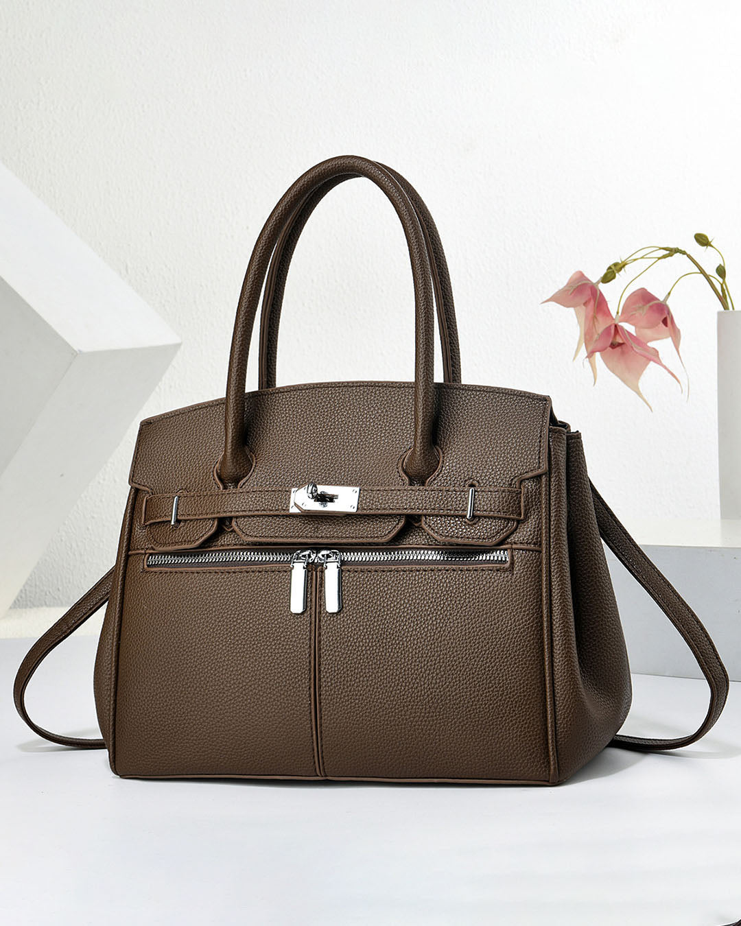 Cartera mediana super espaciosa con detalles en plateado