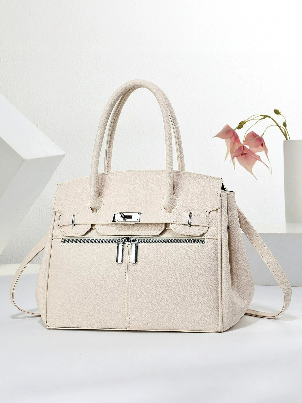 Cartera mediana super espaciosa con detalles en plateado