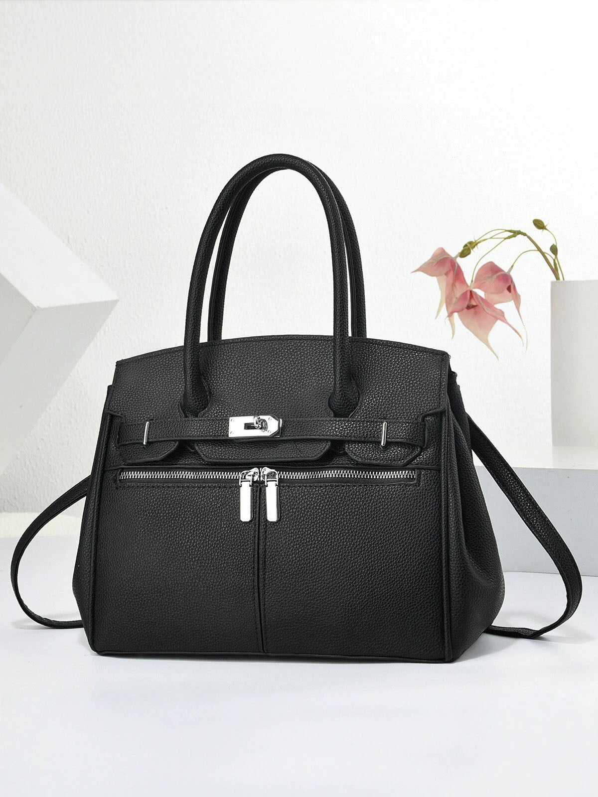 Cartera mediana super espaciosa con detalles en plateado