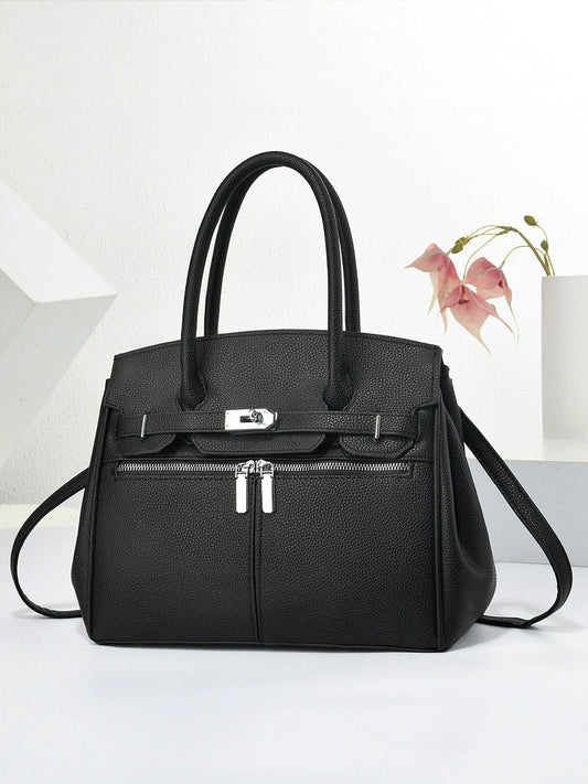 Cartera mediana super espaciosa con detalles en plateado