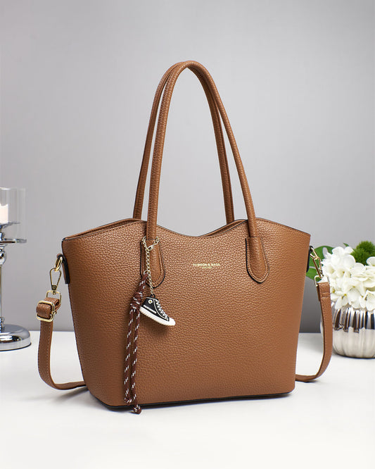 Bolso espacioso con asa superior y correa ajustable para llevarlo cruzado o al hombro