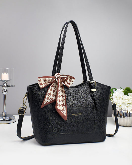 Bolso de mano estilo tote con pañuelo de seda como detalle decorativo