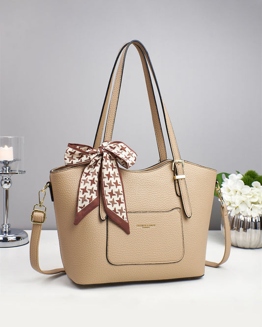 Bolso de mano estilo tote con pañuelo de seda como detalle decorativo