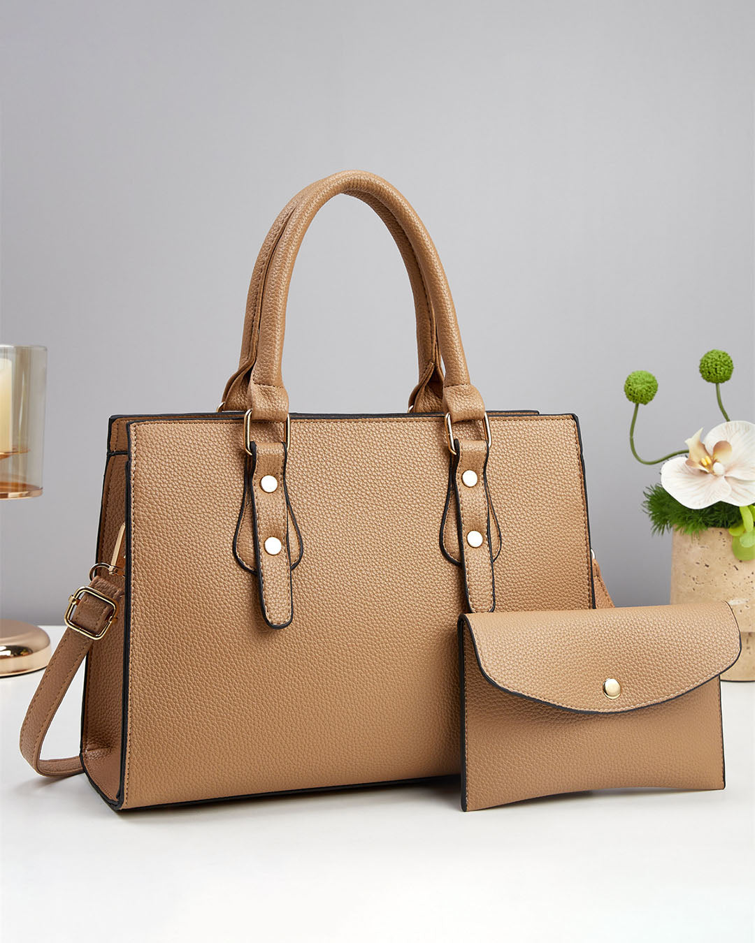 Cartera cuadra con estilo conservador