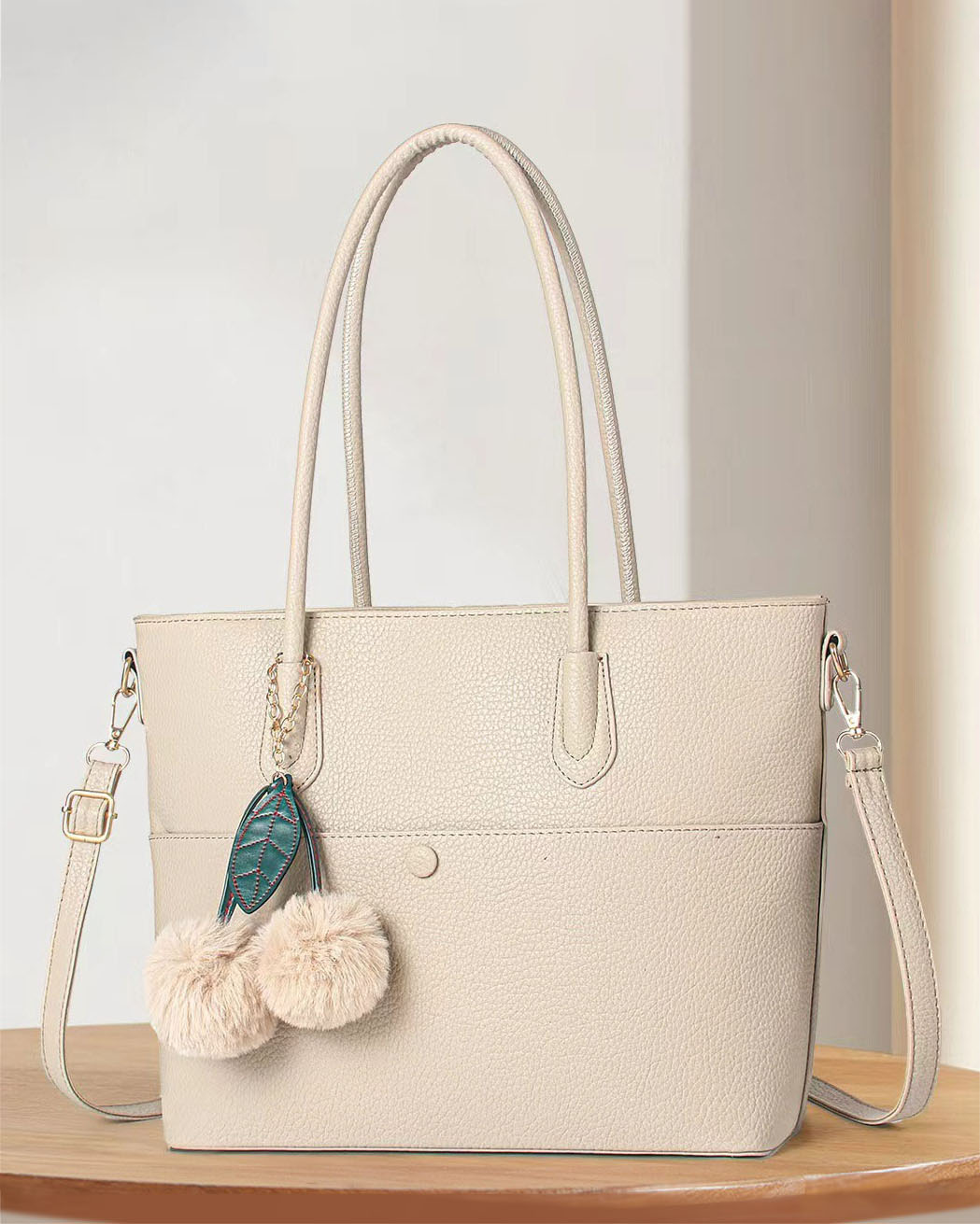 Cartera tote con llavero colgante decorativo