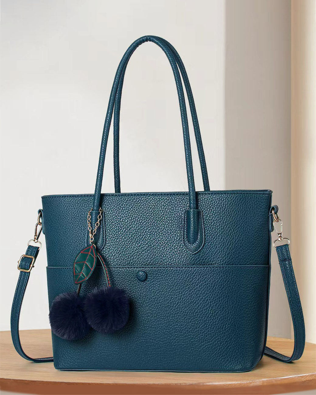 Cartera tote con llavero colgante decorativo