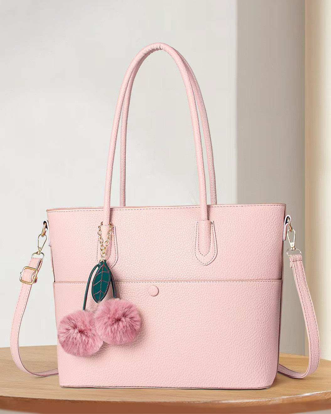 Cartera tote con llavero colgante decorativo