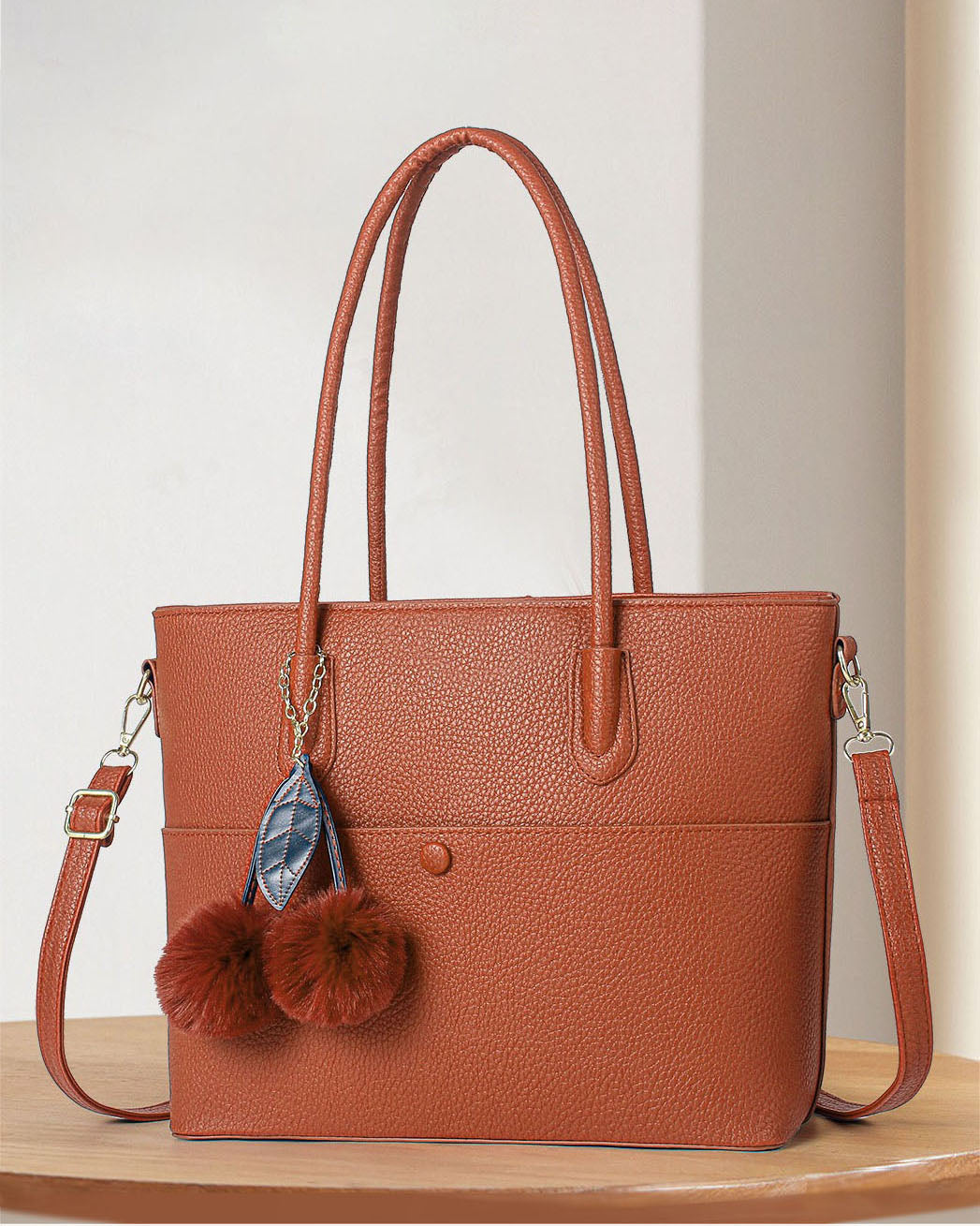 Cartera tote con llavero colgante decorativo