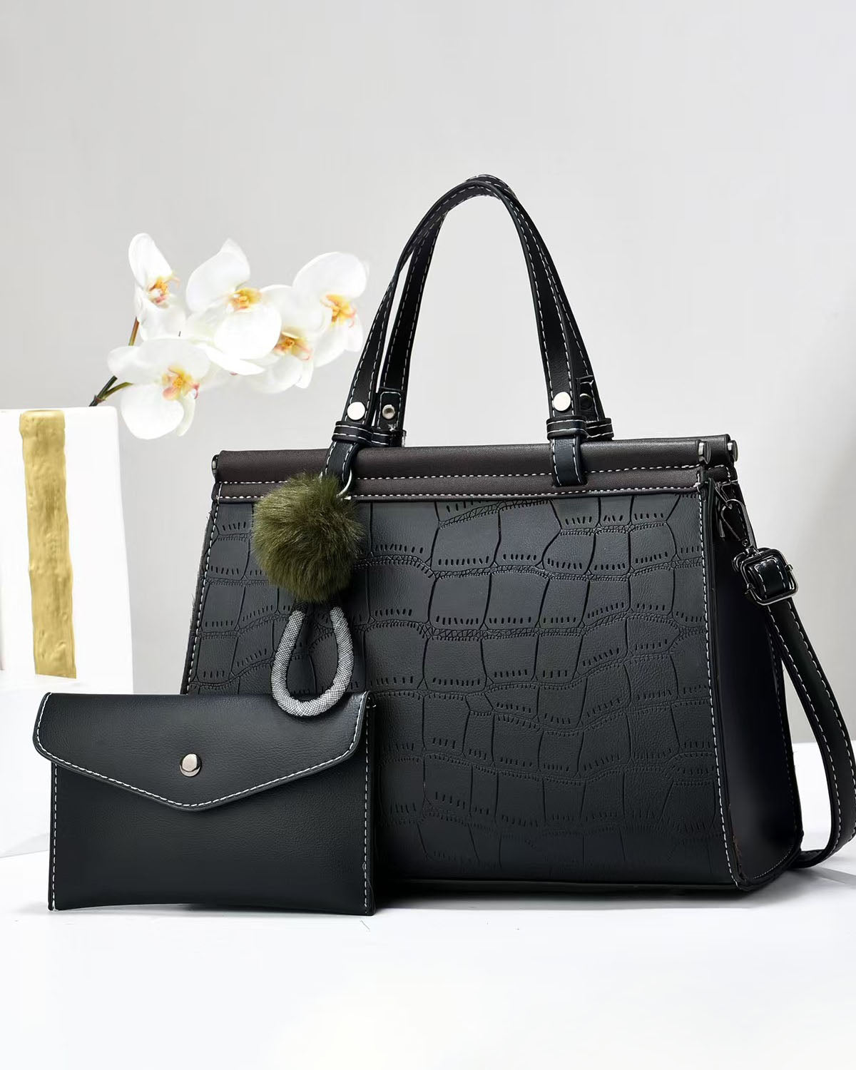 Cartera mediana elegante con diseño clasico
