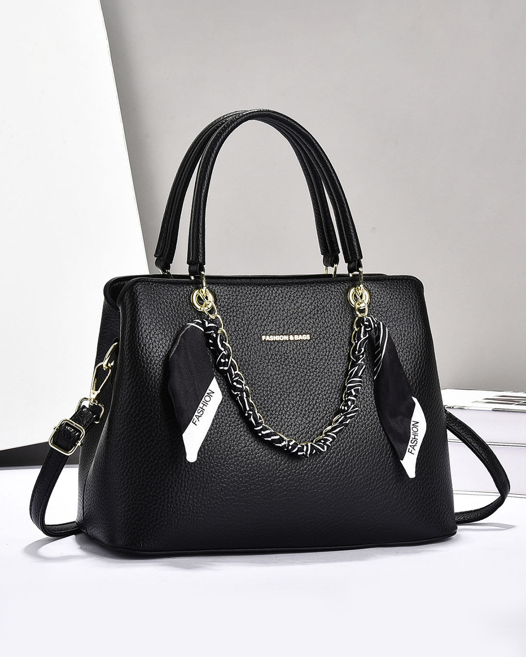 Cartera mediana con detalles unicos
