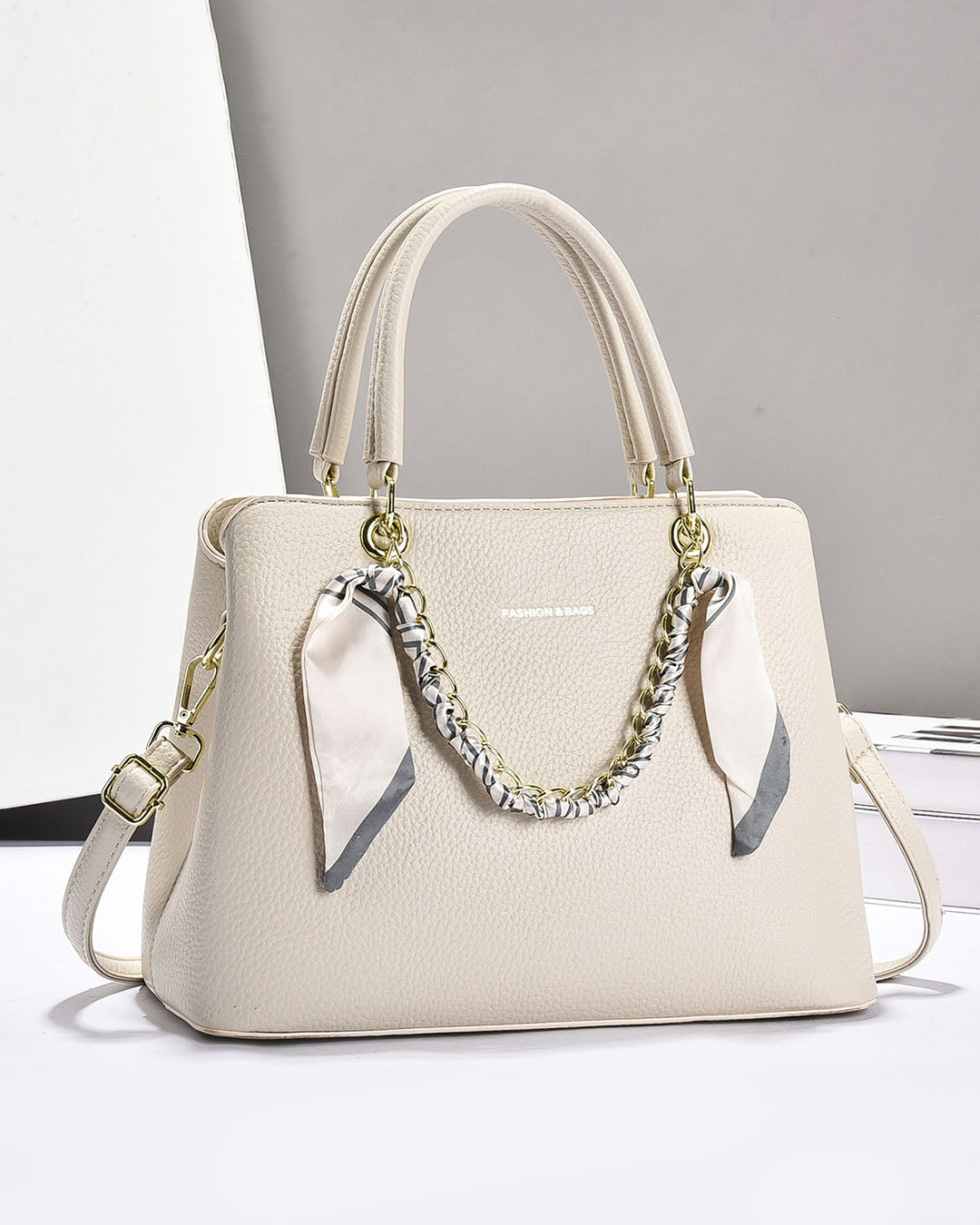 Cartera mediana con detalles unicos