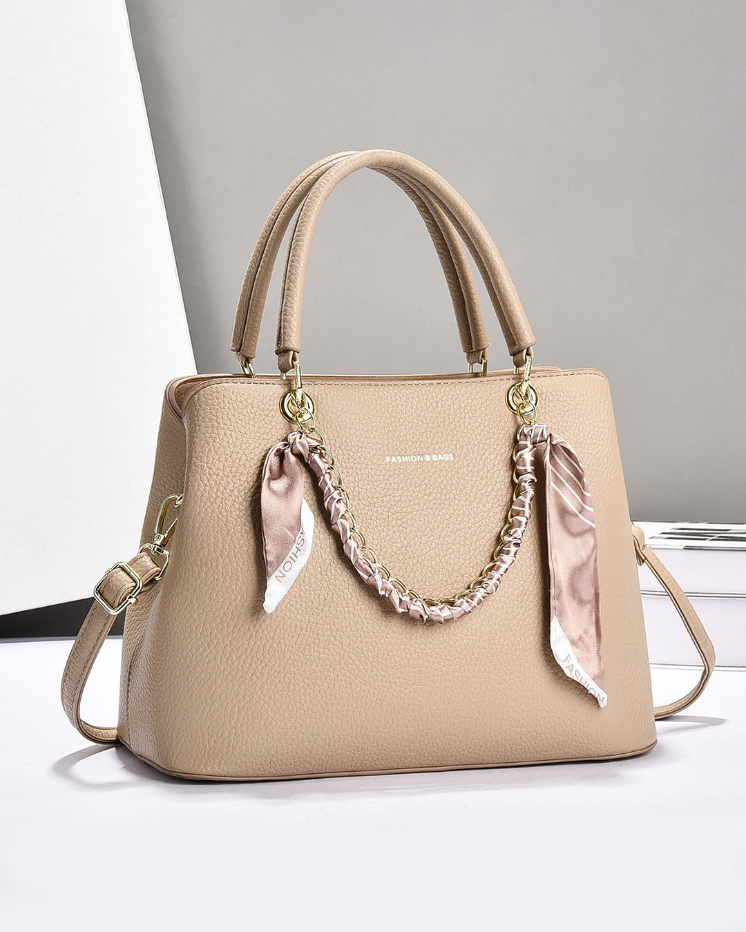 Cartera mediana con detalles unicos
