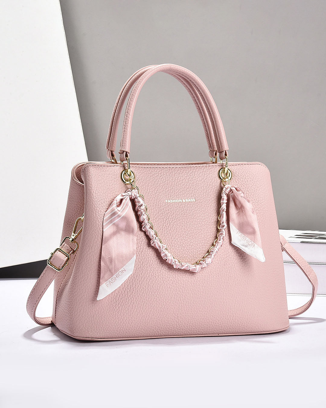 Cartera mediana con detalles unicos