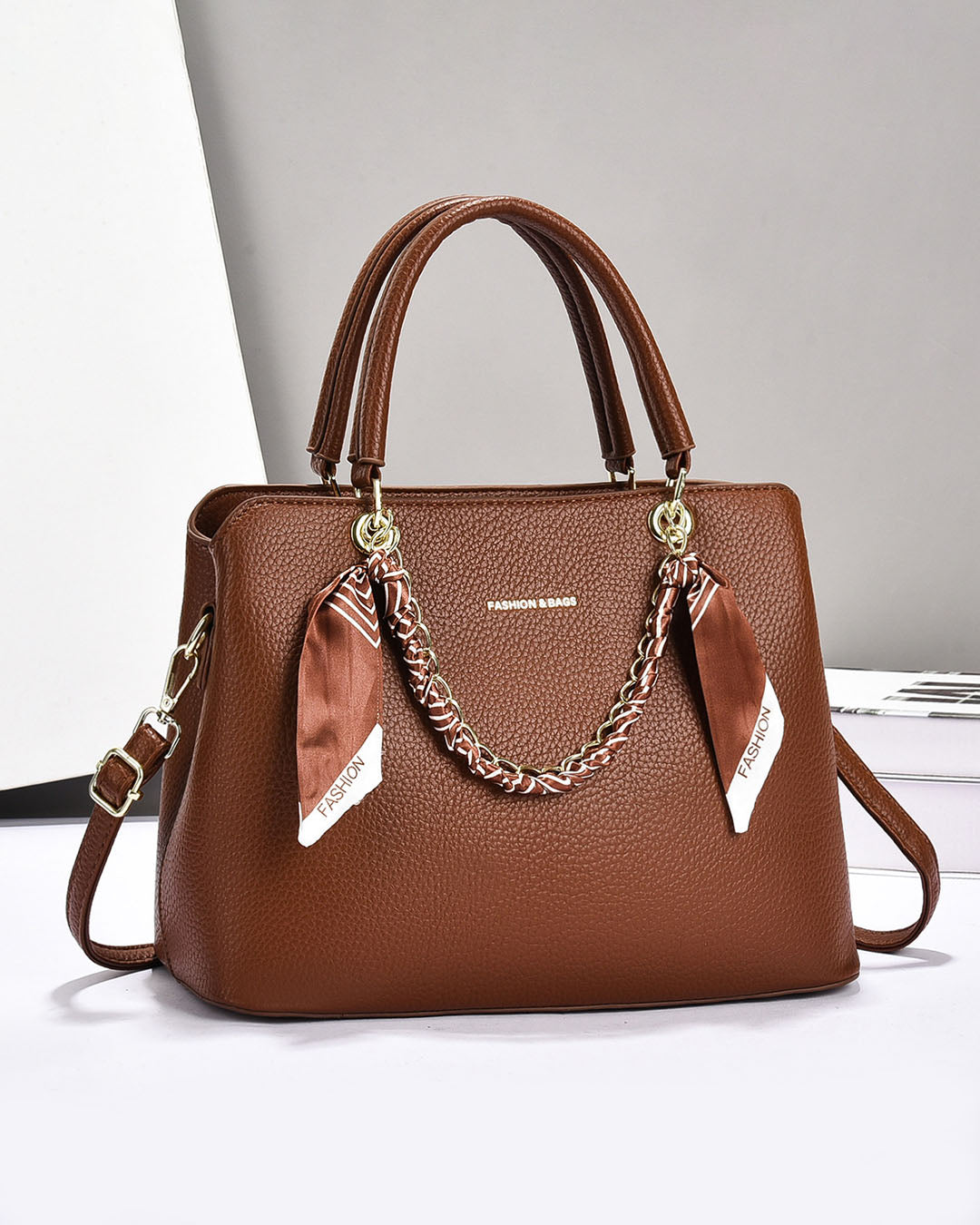 Cartera mediana con detalles unicos