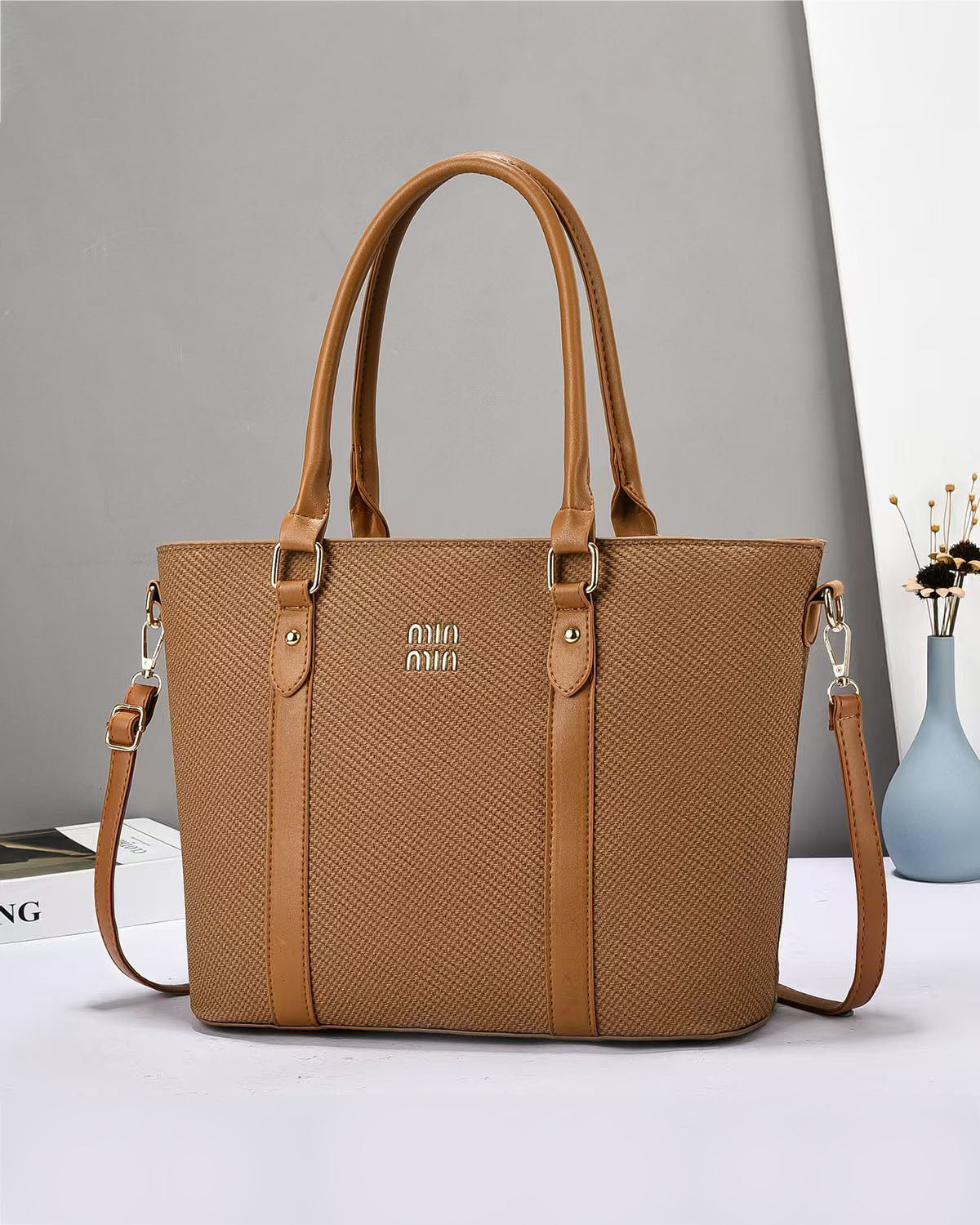 Cartera grande con diseño limpio de moda casual