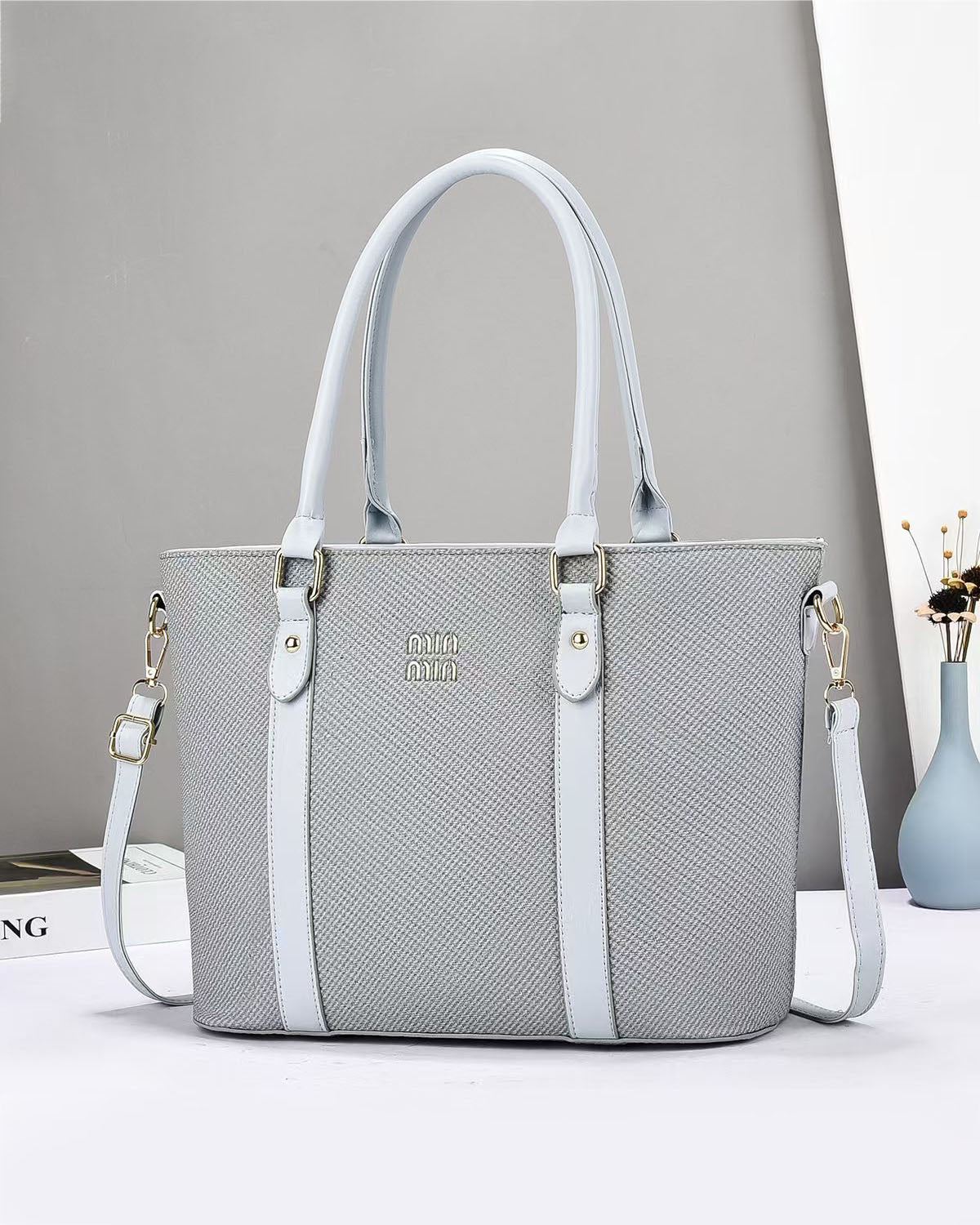 Cartera grande con diseño limpio de moda casual