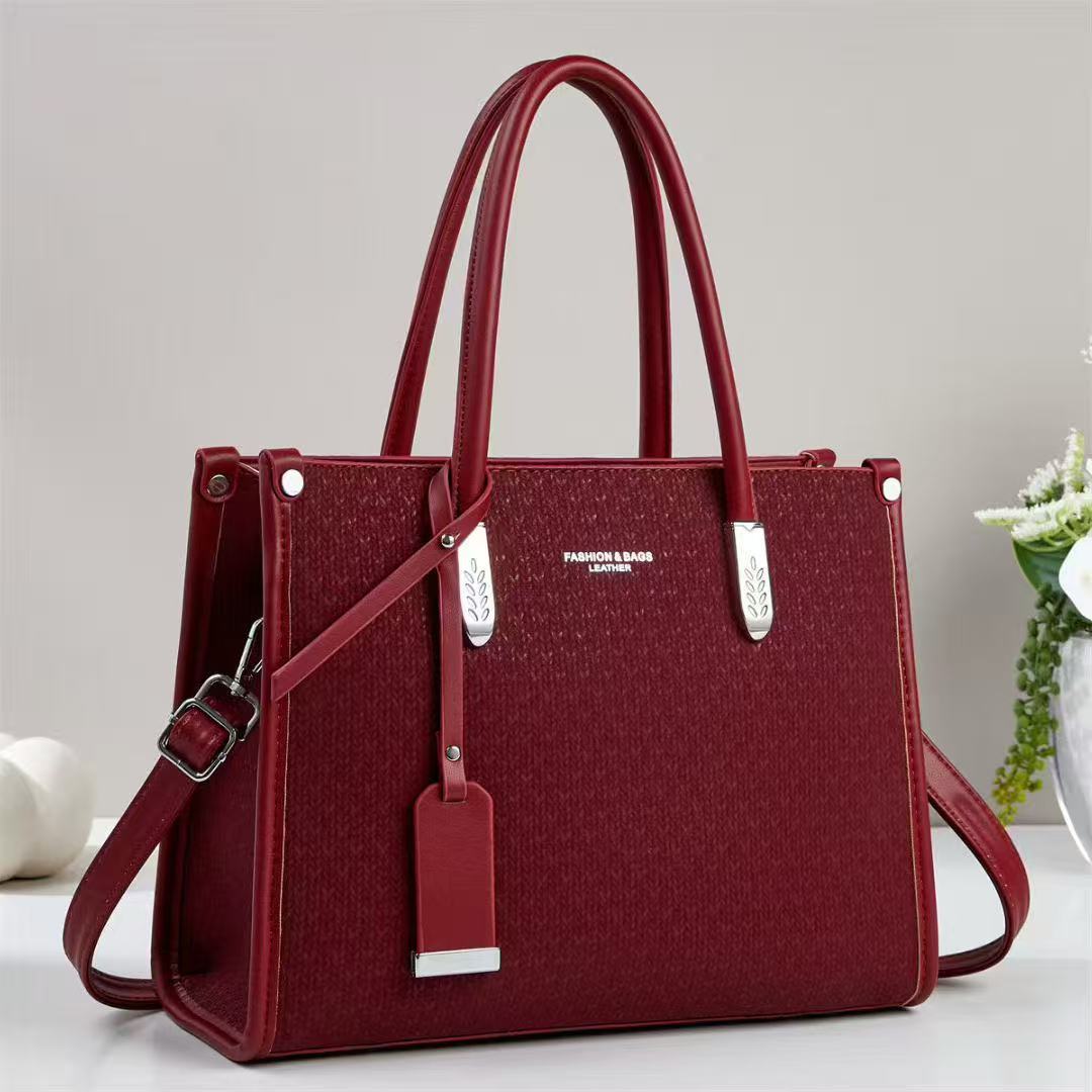 Cartera mediana con forma cuadrada y detalles plateados