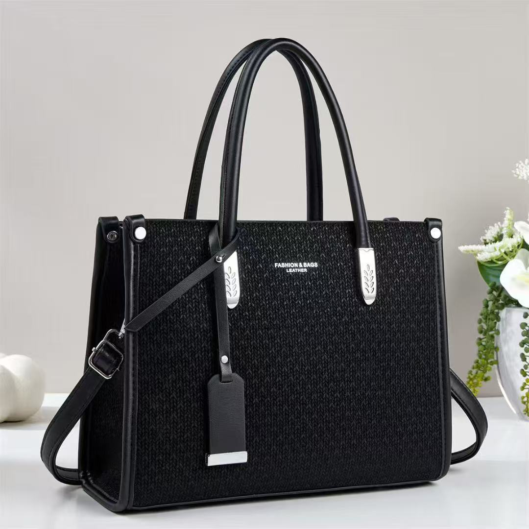 Cartera mediana con forma cuadrada y detalles plateados