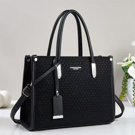 Cartera mediana con forma cuadrada y detalles plateados