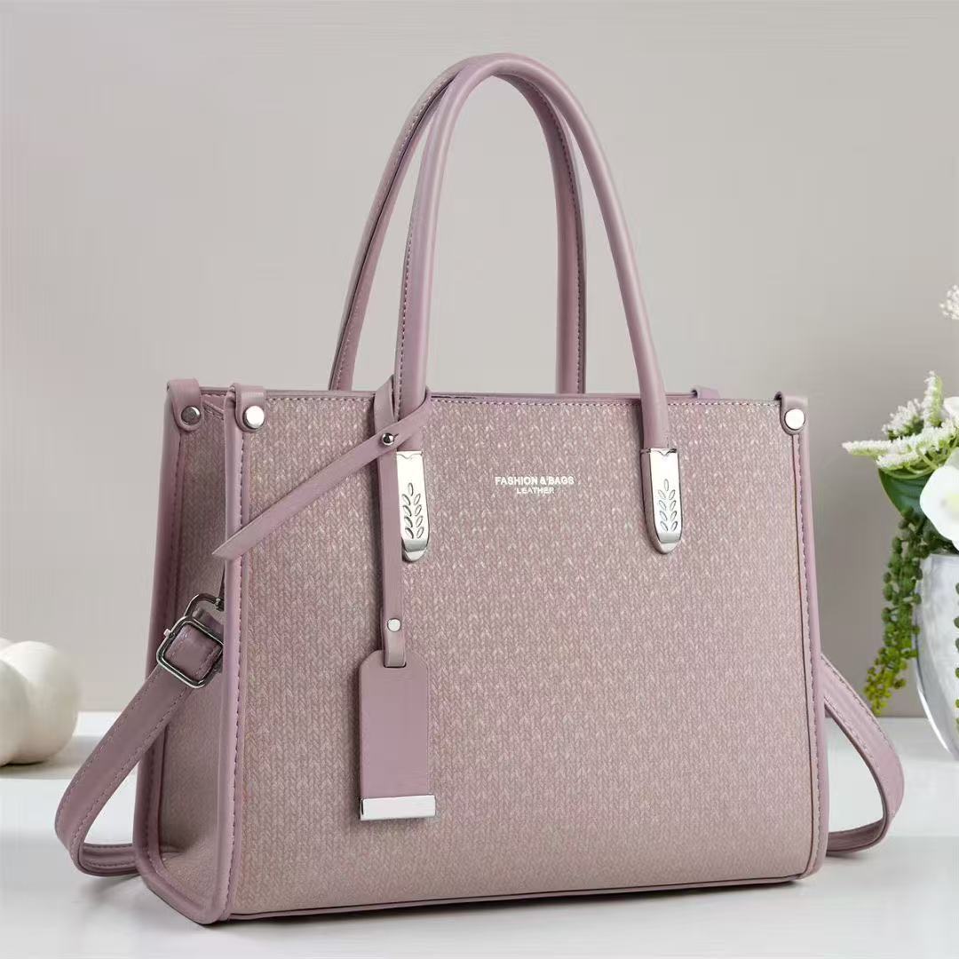 Cartera mediana con forma cuadrada y detalles plateados