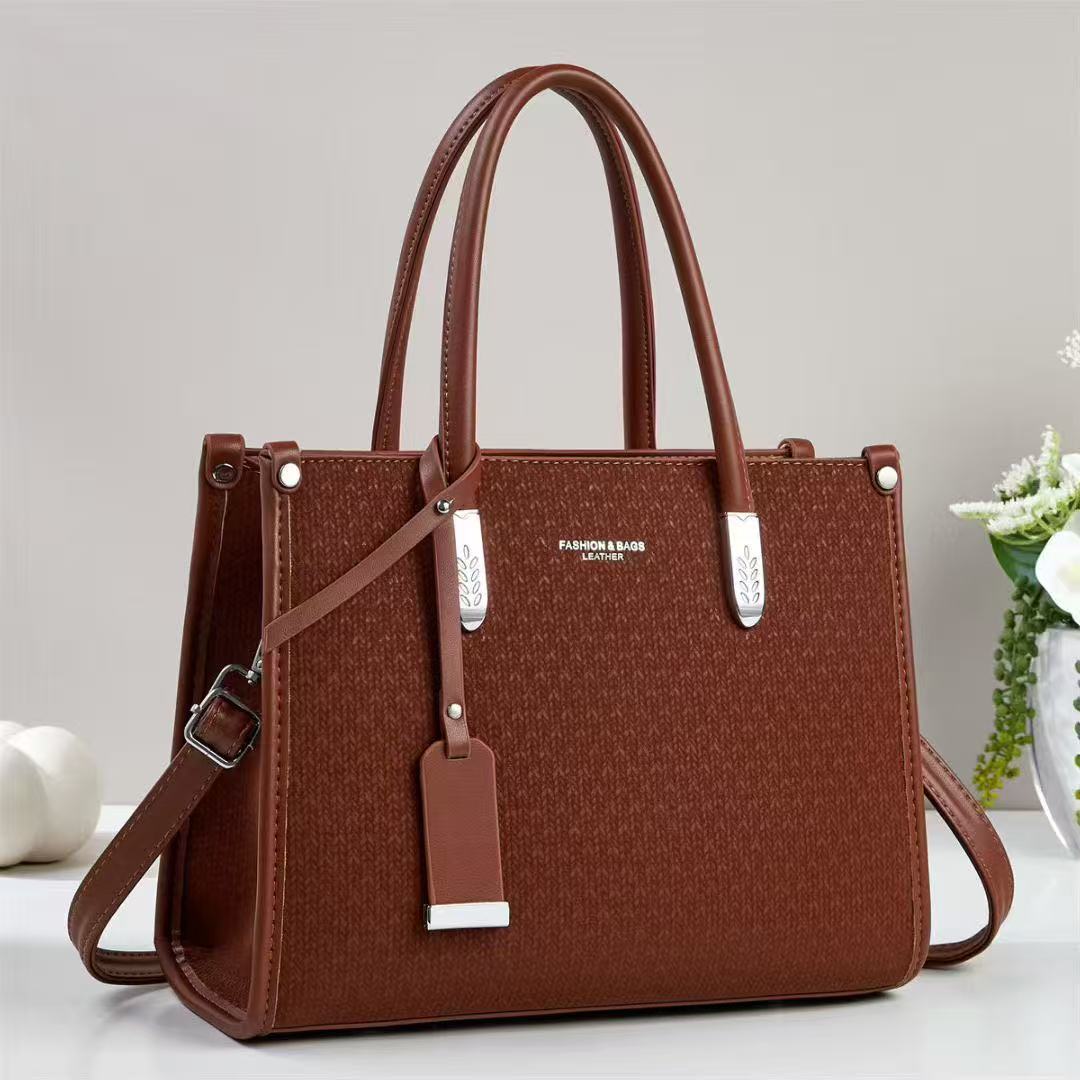 Cartera mediana con forma cuadrada y detalles plateados