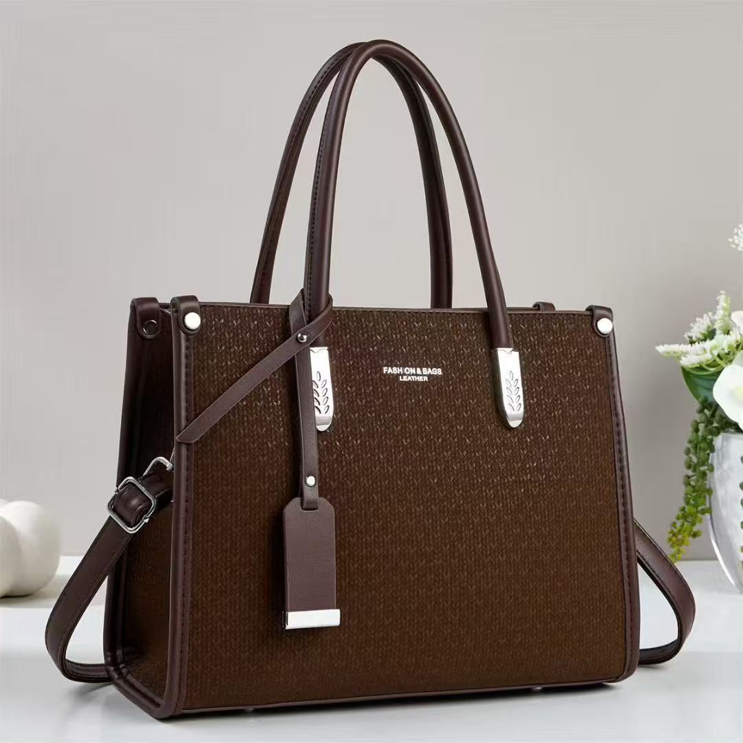 Cartera mediana con forma cuadrada y detalles plateados