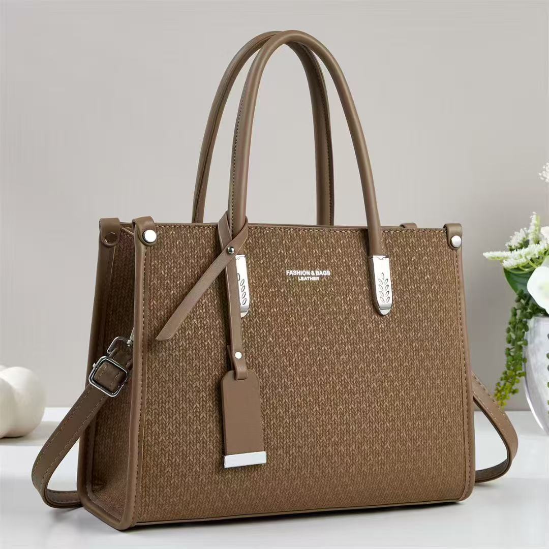 Cartera mediana con forma cuadrada y detalles plateados