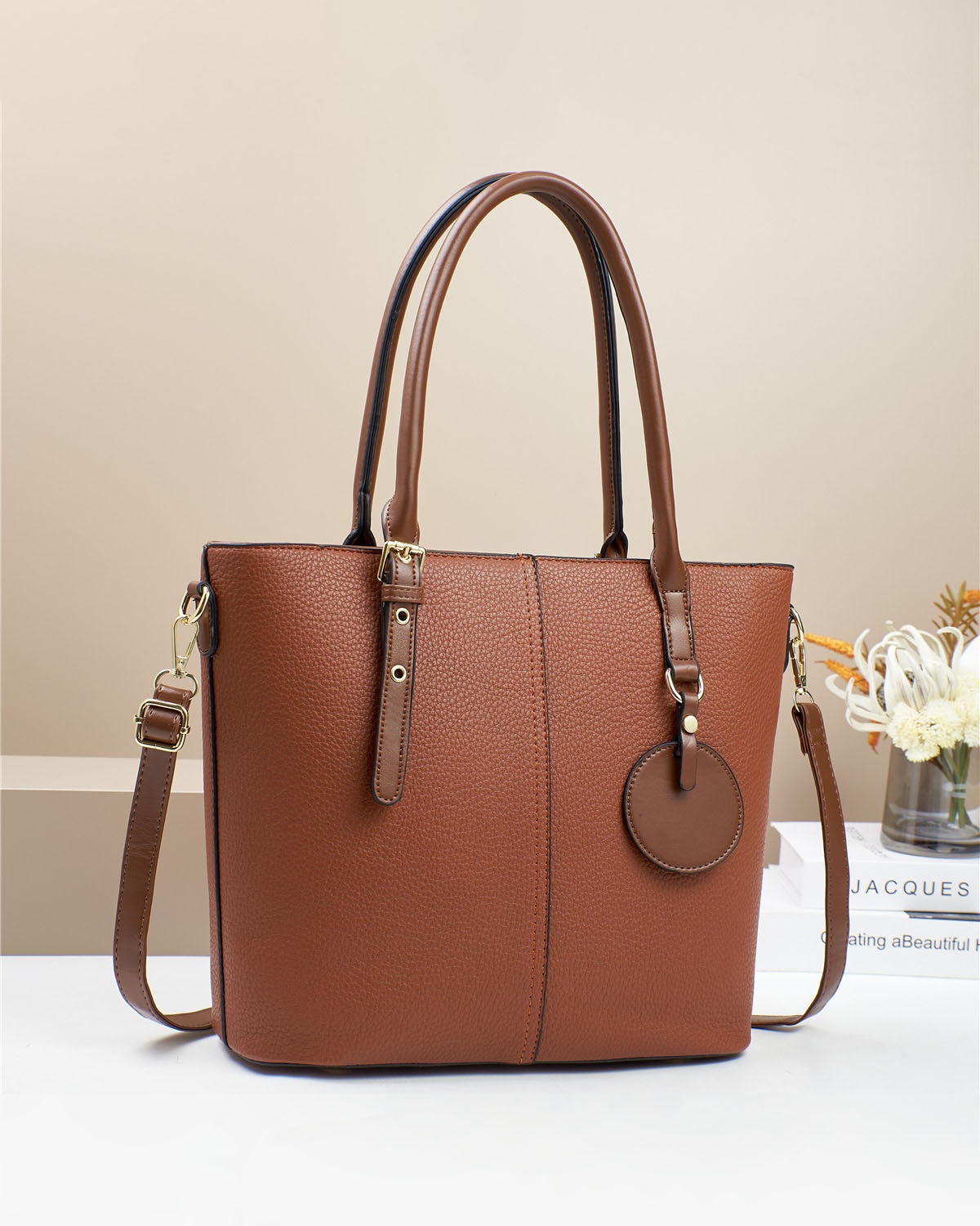 Cartera espaciosa con Cierre y Asas largas – Con Interior Dividido y Colgante Decorativo