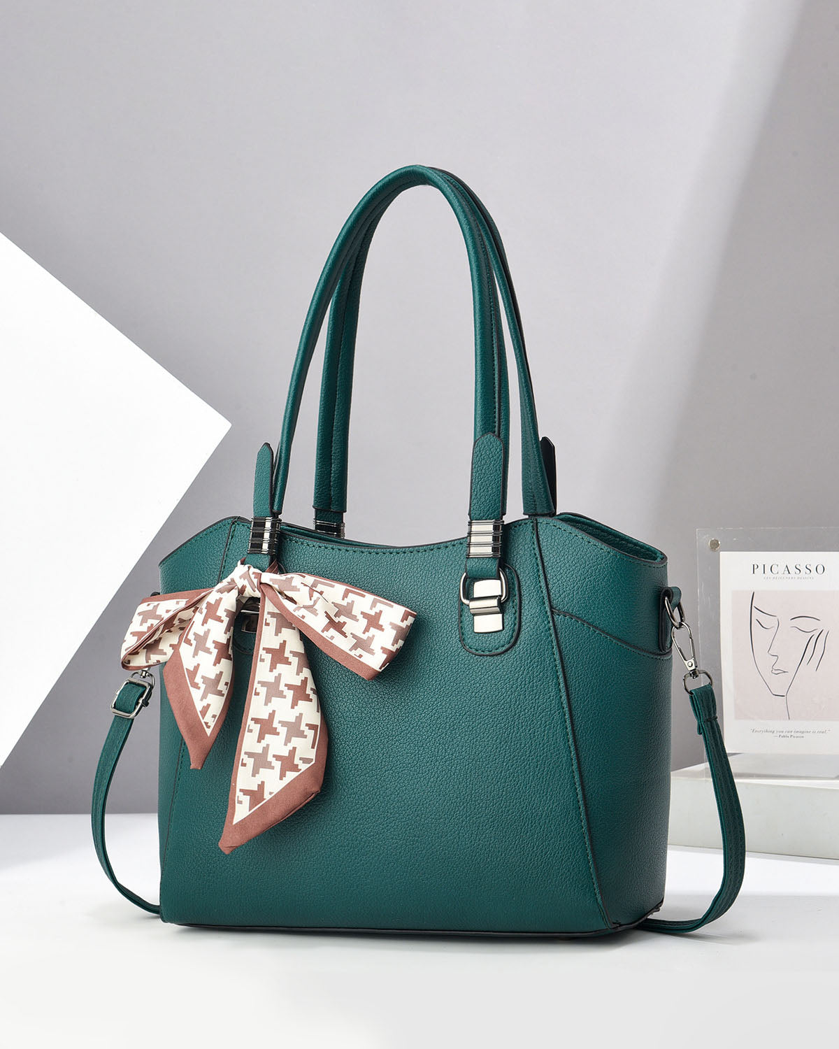 Cartera espaciosa con lazo decorativo, detalles en plateado