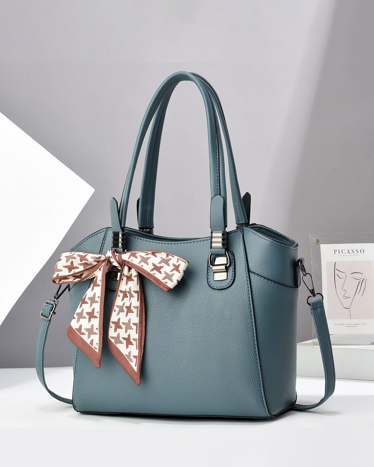 Cartera espaciosa con lazo decorativo, detalles en plateado