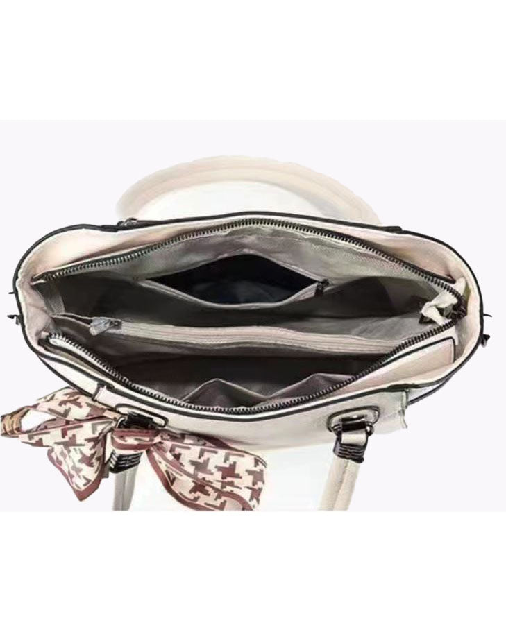 Cartera espaciosa con lazo decorativo, detalles en plateado