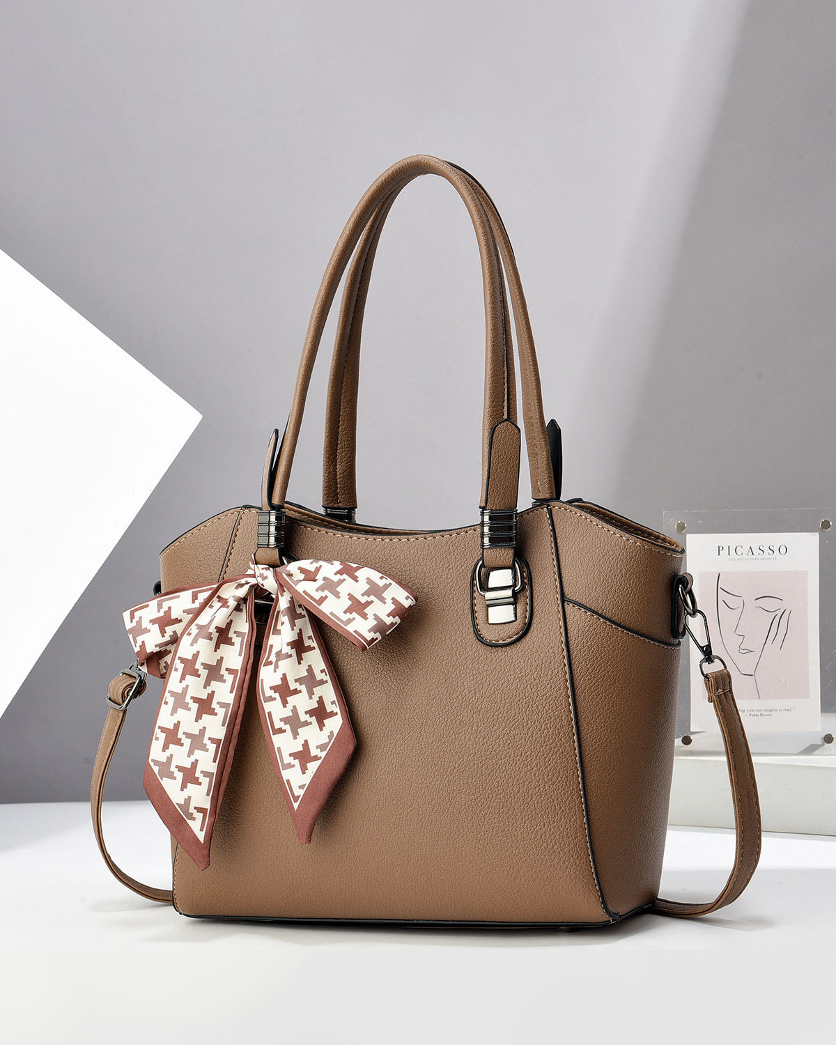 Cartera espaciosa con lazo decorativo, detalles en plateado