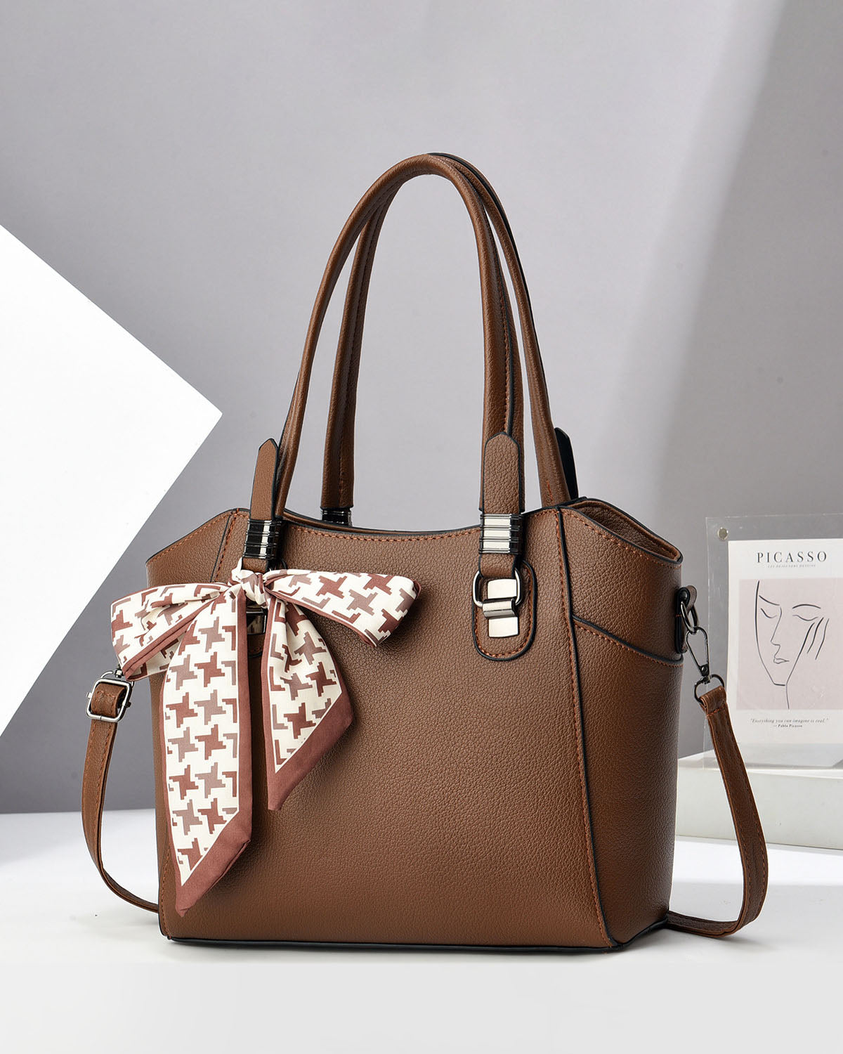 Cartera espaciosa con lazo decorativo, detalles en plateado