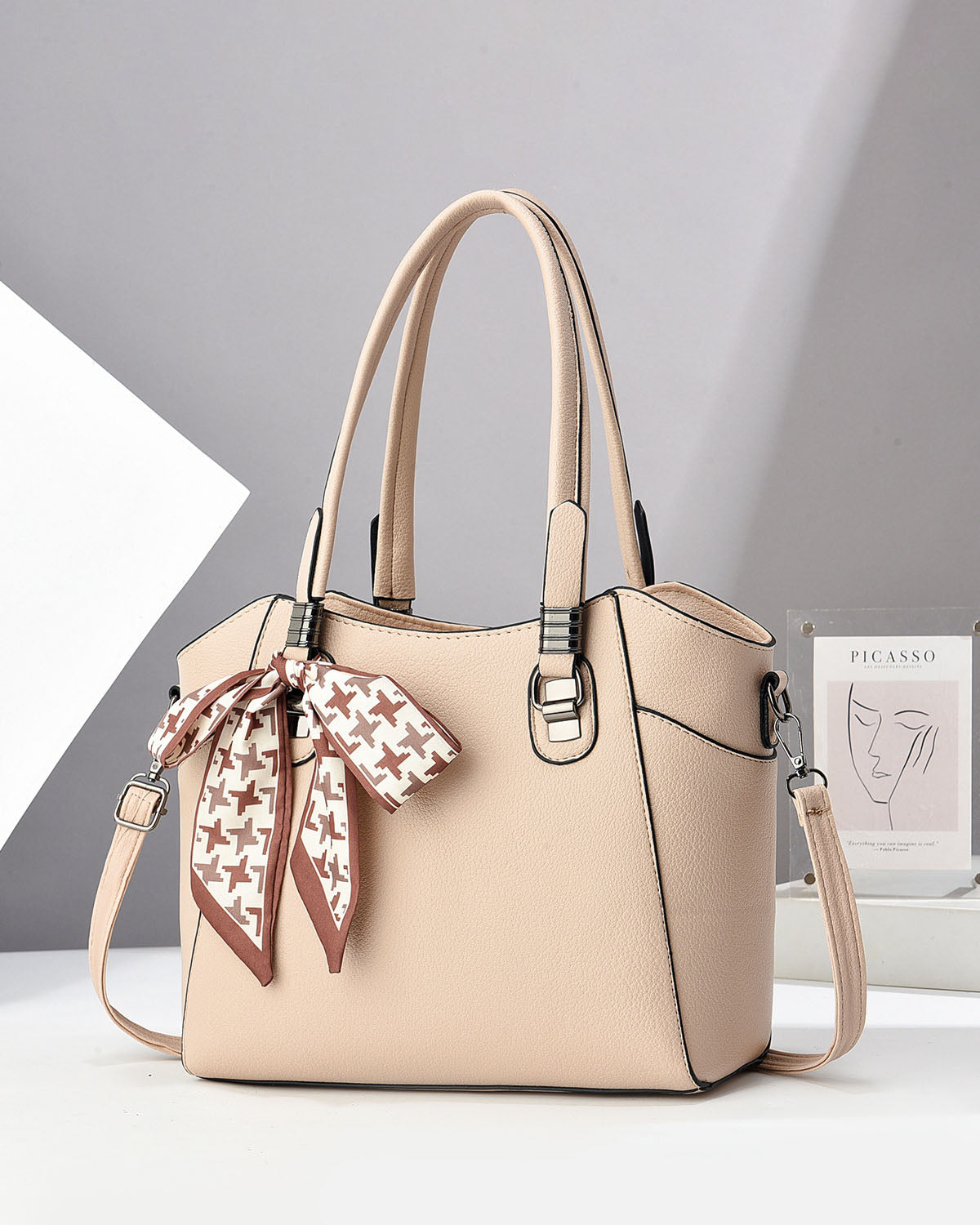 Cartera espaciosa con lazo decorativo, detalles en plateado