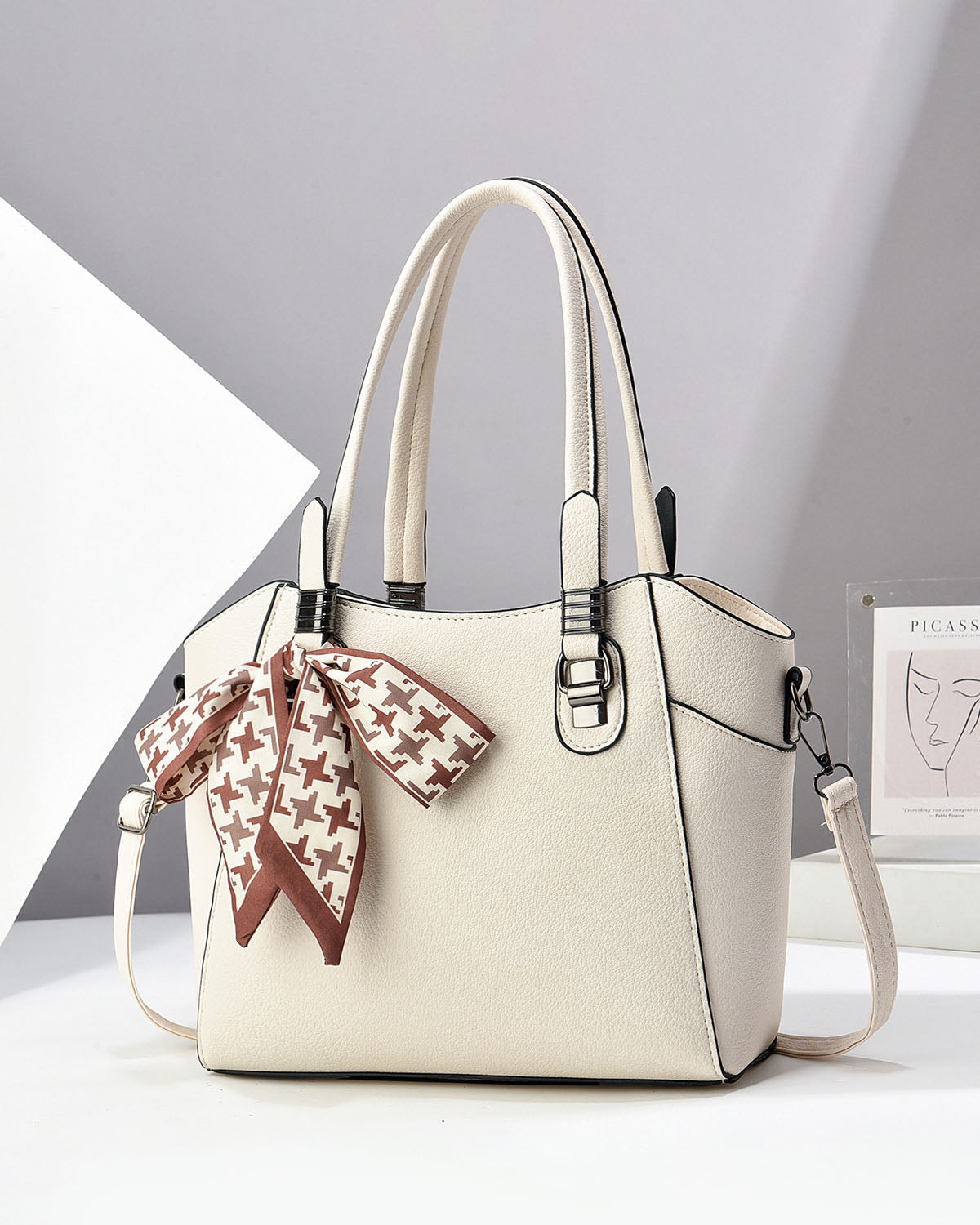 Cartera espaciosa con lazo decorativo, detalles en plateado