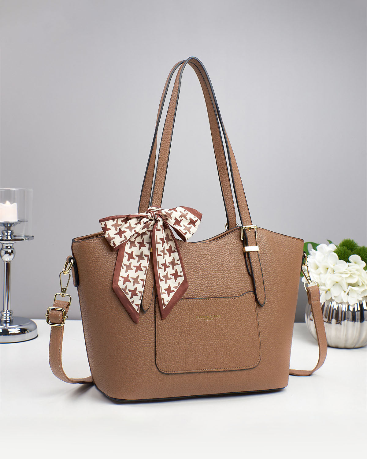 Bolso de mano estilo tote con pañuelo de seda como detalle decorativo