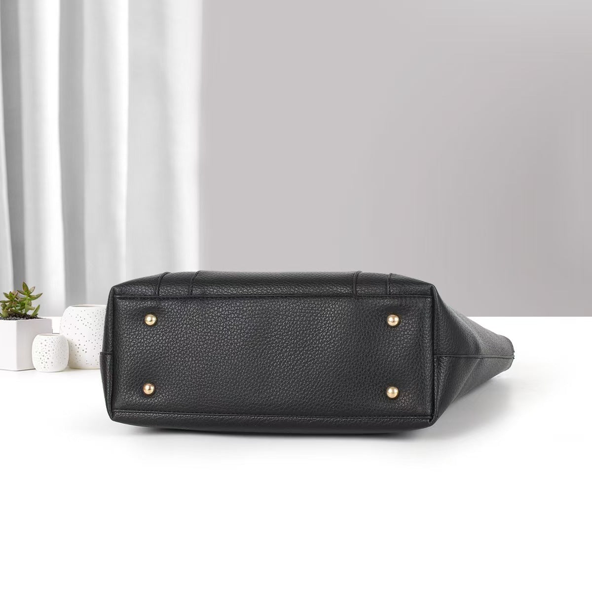 Bolso tipo tote con textura granulada