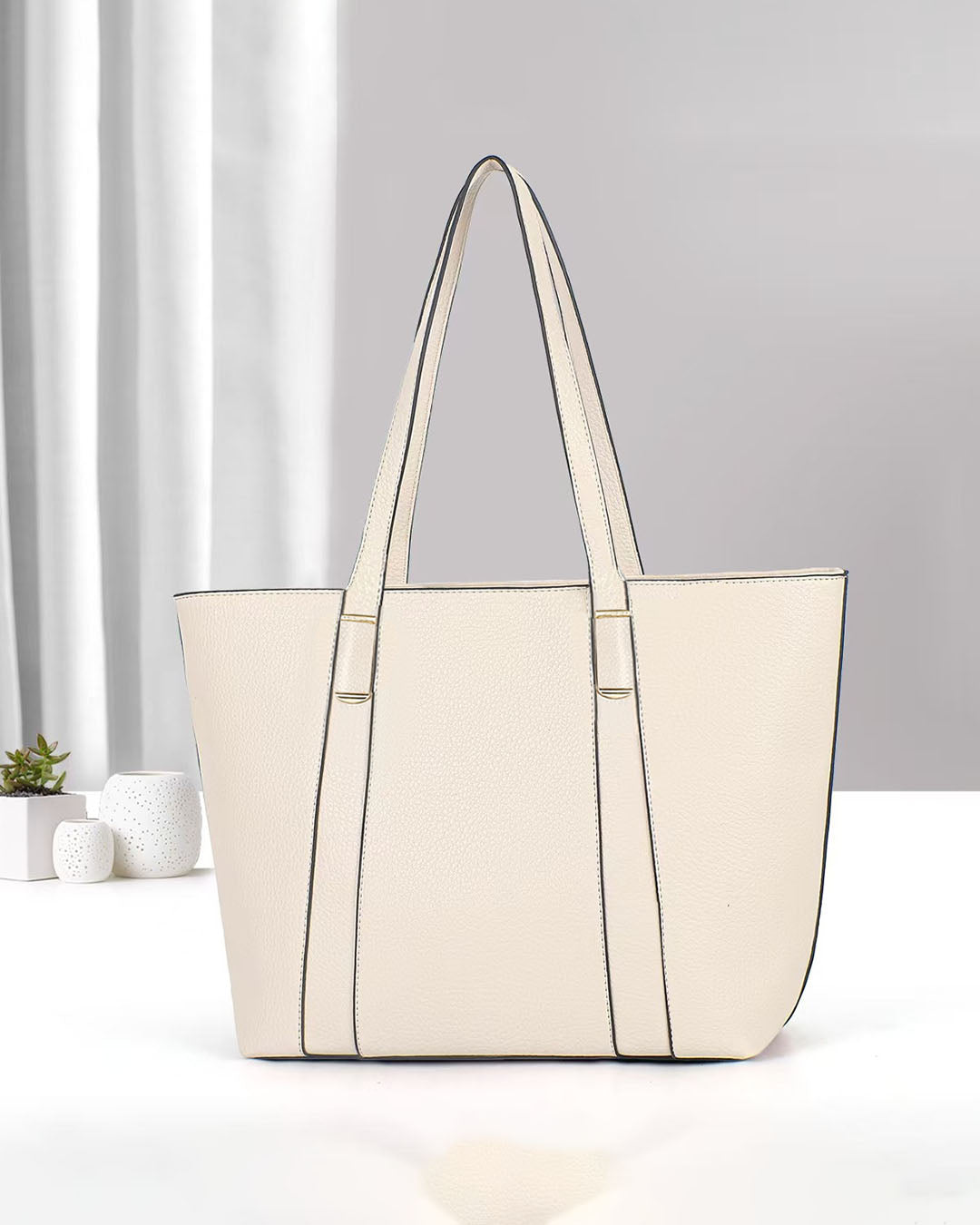 Bolso tipo tote con textura granulada