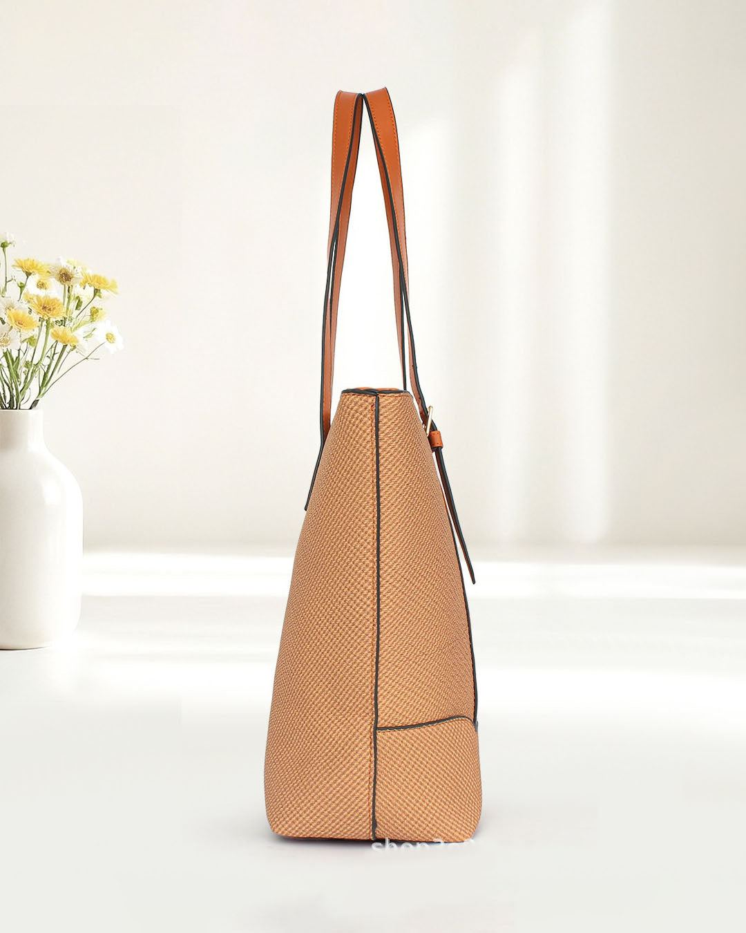 Bolso tipo tote con textura y asas largas, ideal para uso diario o profesional