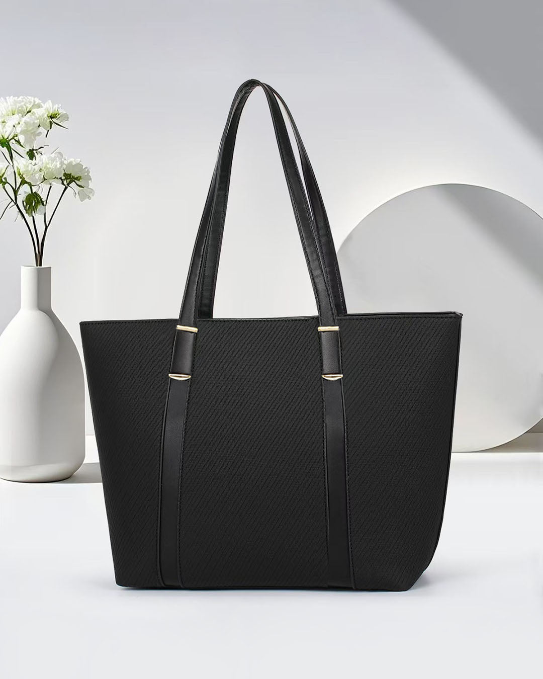 Bolso tipo tote con textura y asas largas, ideal para uso diario o profesional
