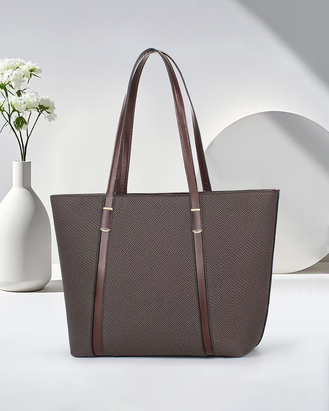 Bolso tipo tote con textura y asas largas, ideal para uso diario o profesional