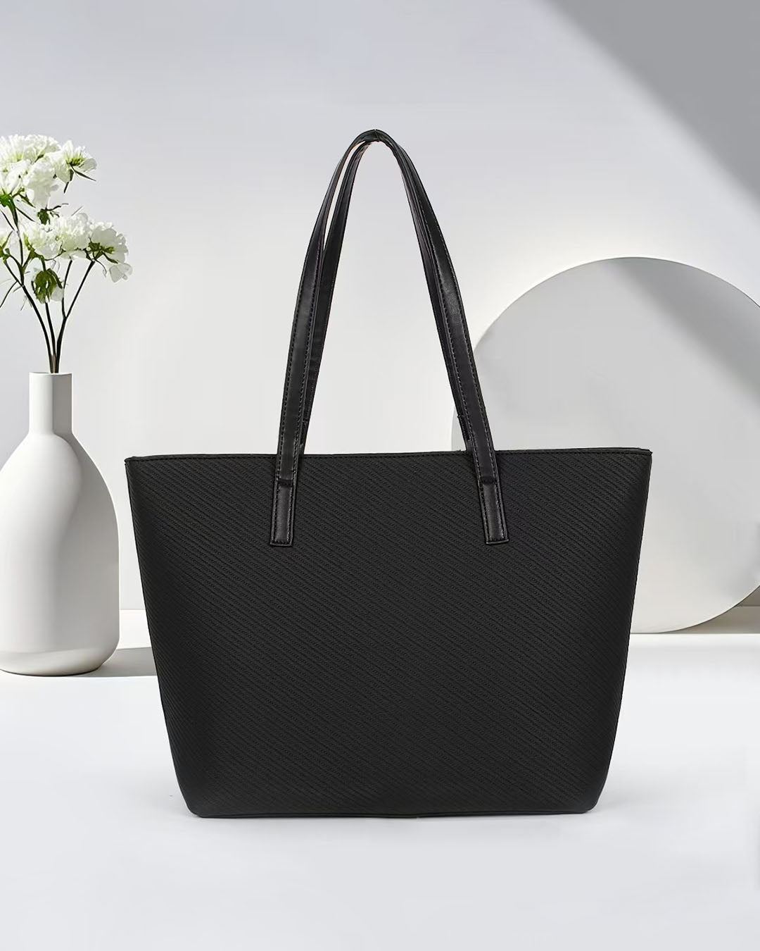 Bolso tipo tote con textura y asas largas, ideal para uso diario o profesional