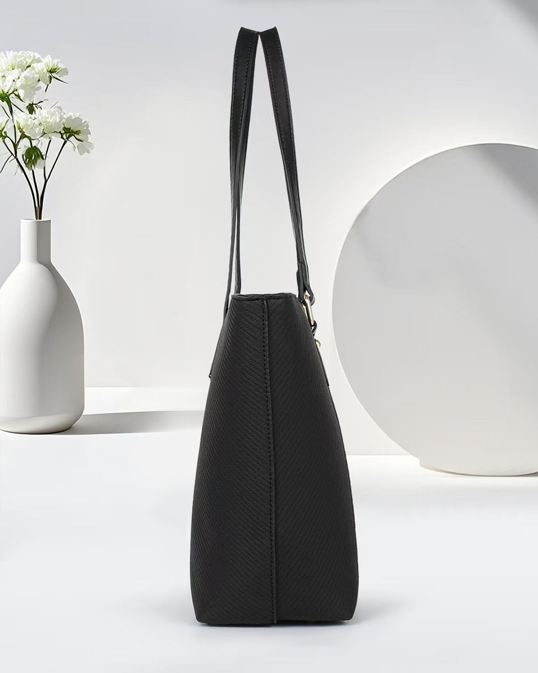 Bolso tipo tote con textura y asas largas, ideal para uso diario o profesional