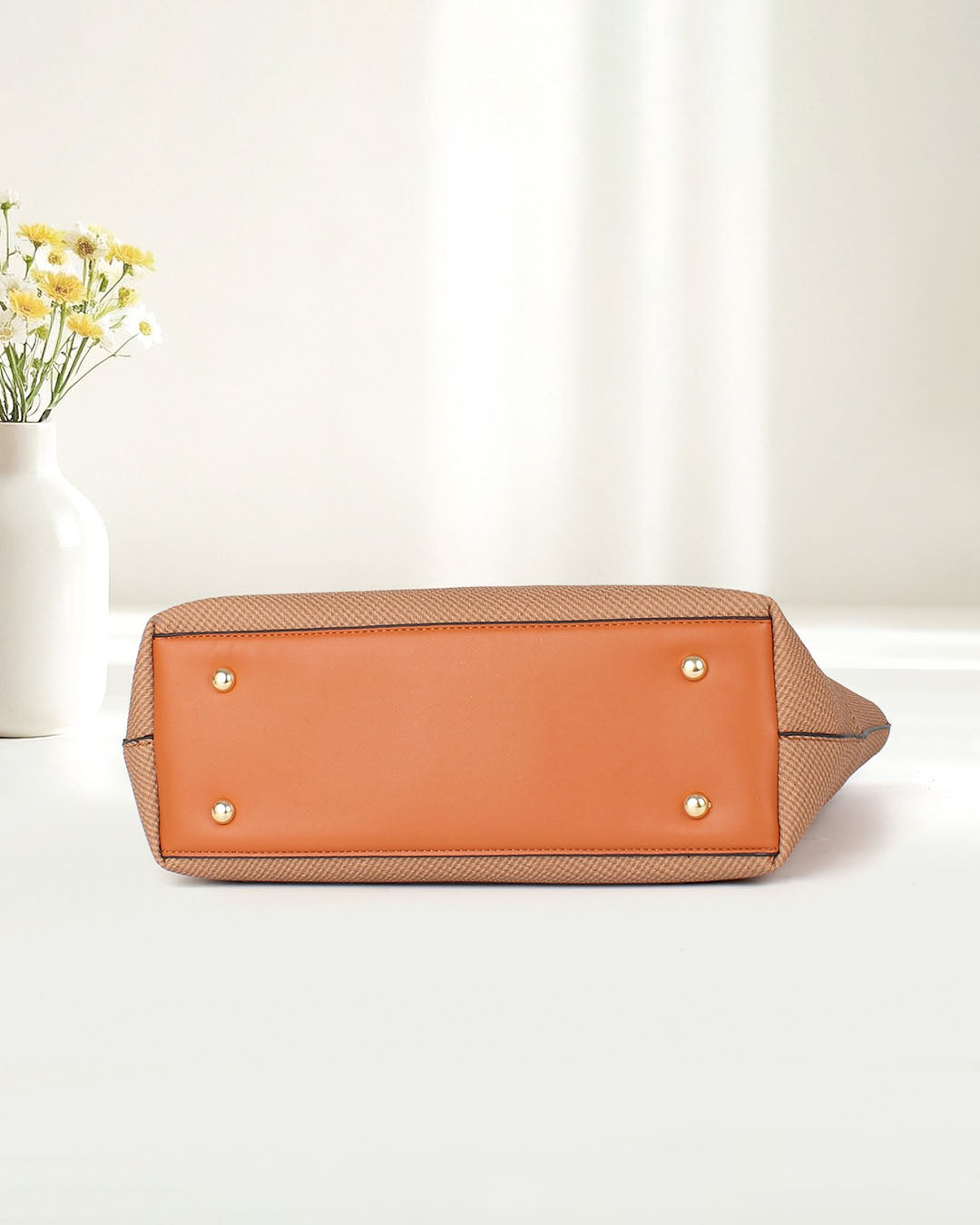 Bolso tipo tote con textura y asas largas, ideal para uso diario o profesional